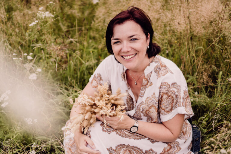 Doreen, Achtsamkeitscoach und Human Design Mentorin, lächelt authentisch in die Kamera - Lebensfreude, Tiefe und Leichtigkeit im Blick, Symbol für ganzheitliches Coaching für Frauen.